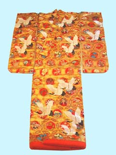 金襴の亀甲文に和花の唐織