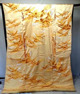 薄い金地に金刺繍の飛び鶴柄