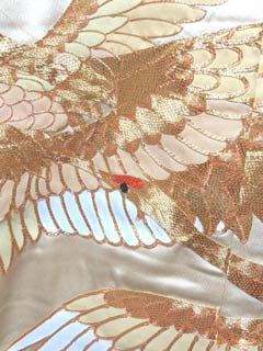 薄い金地に金刺繍の飛び鶴柄
